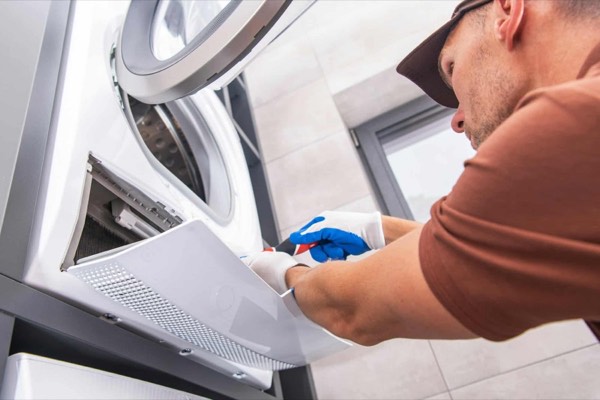Técnico reparando una lavadora